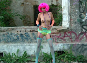 Neon haired honey  to posture in her